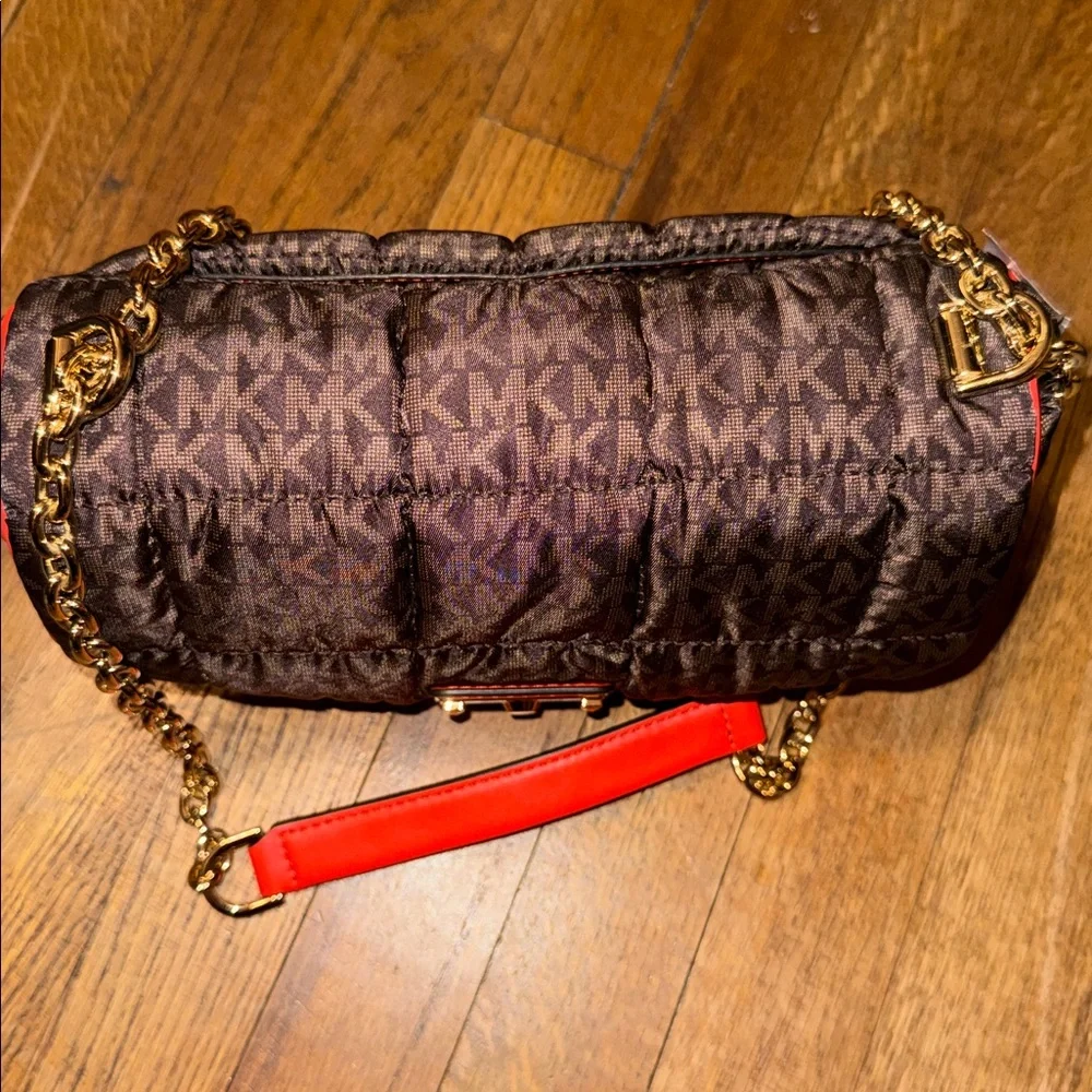 •MICHAEL KORS•NWOT BROWN & TAN LARGE QUILTED SIGNATURE-LOGO SHOULDER BAG $398.00 - Picture 11 of 14